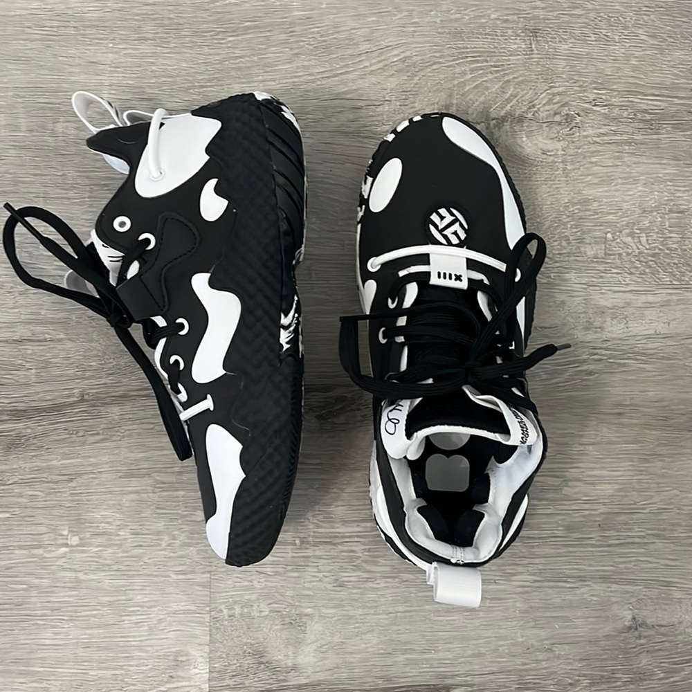 New. Never worn James Harden sneakers volume 6. Adidas brand.